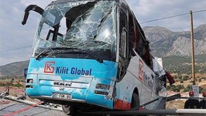 Автобус з туристами потрапив у велику ДТП в Туреччині. Кадри з місця аварії