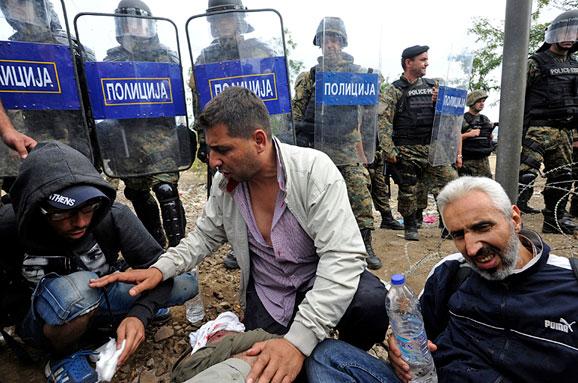 Сотні мігрантів увірвалися в Македонію